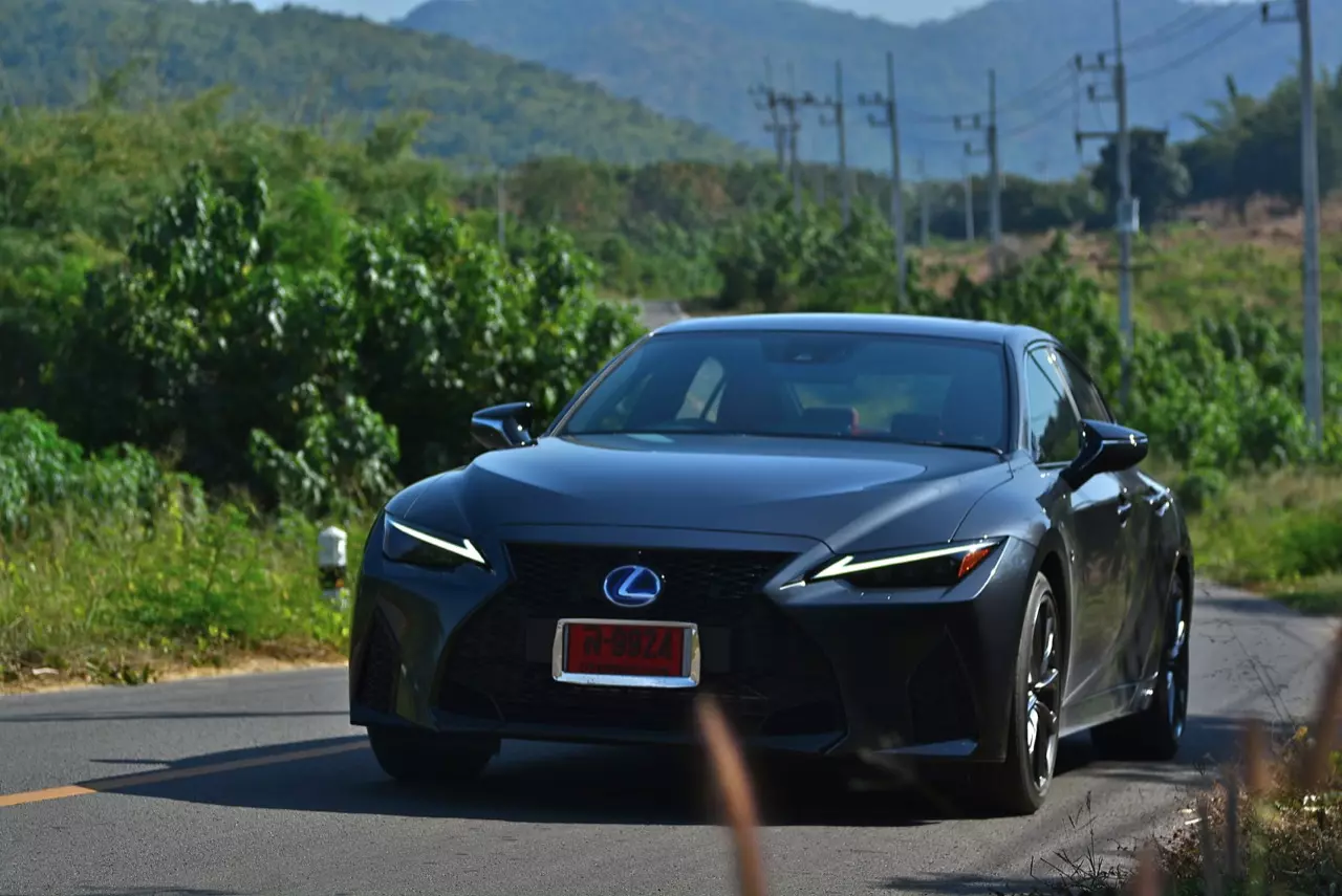 ลองของหรู! ทดสอบ LEXUS IS300h HYBRID F SPORT FACELIFT 2021