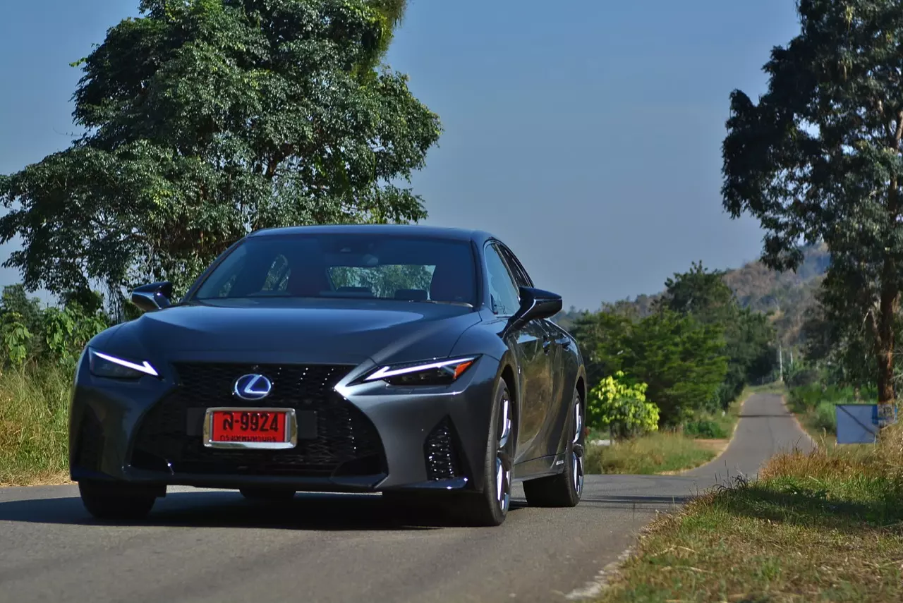 ลองของหรู! ทดสอบ LEXUS IS300h HYBRID F SPORT FACELIFT 2021