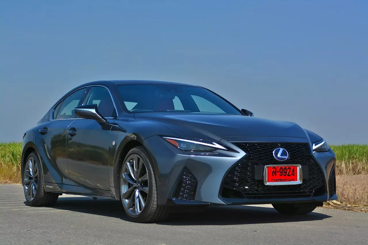 ลองของหรู! ทดสอบ LEXUS IS300h HYBRID F SPORT FACELIFT 2021