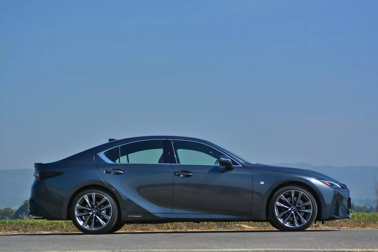 ลองของหรู! ทดสอบ LEXUS IS300h HYBRID F SPORT FACELIFT 2021
