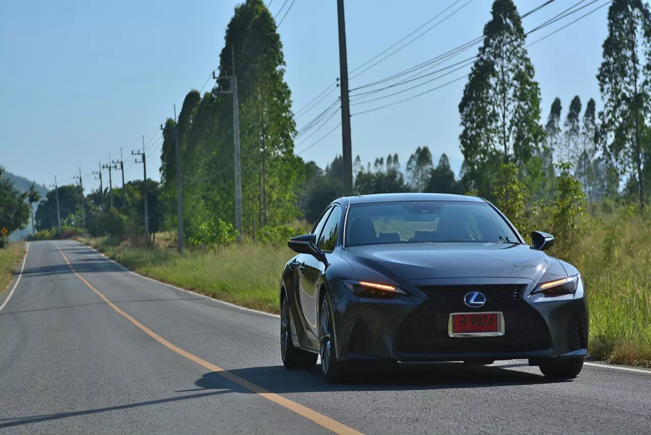 ลองของหรู! ทดสอบ LEXUS IS300h HYBRID F SPORT FACELIFT 2021