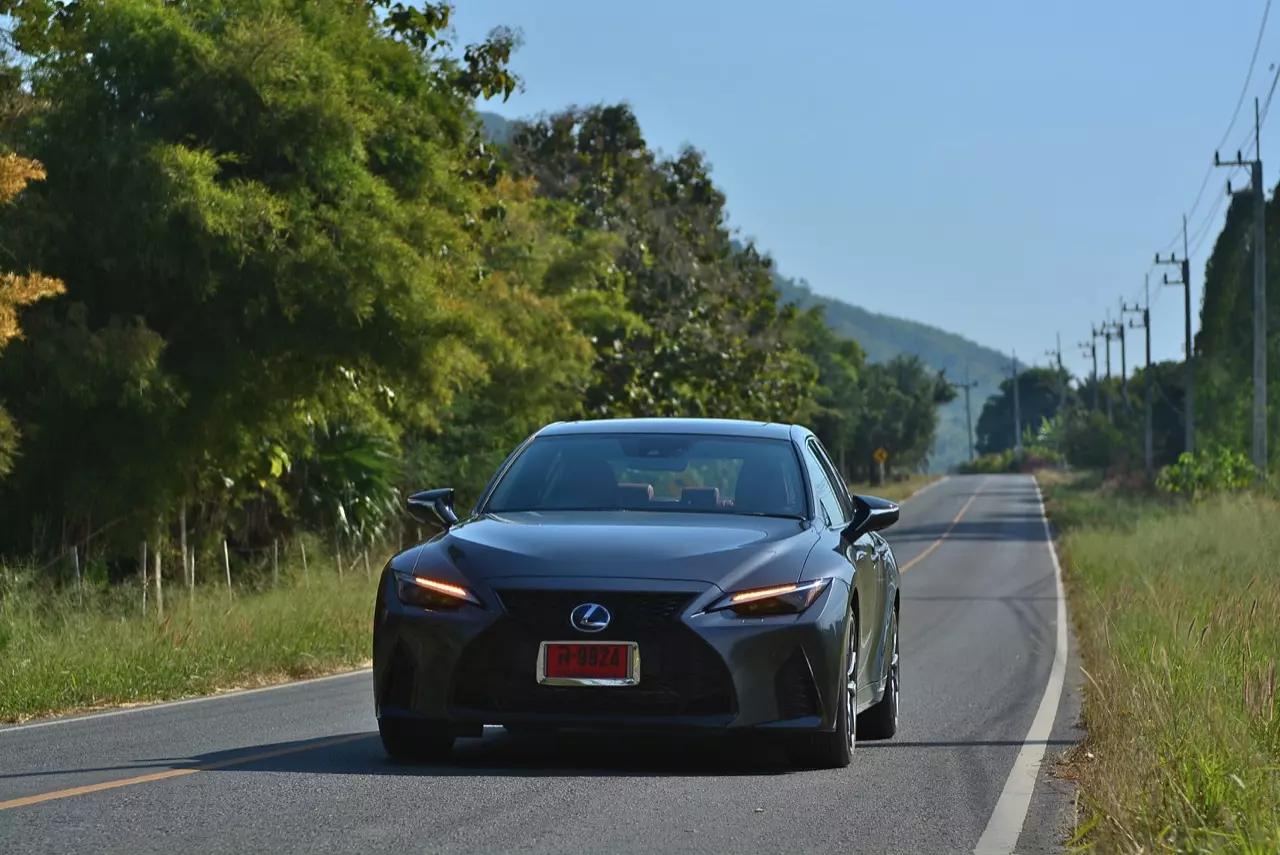 ลองของหรู! ทดสอบ LEXUS IS300h HYBRID F SPORT FACELIFT 2021