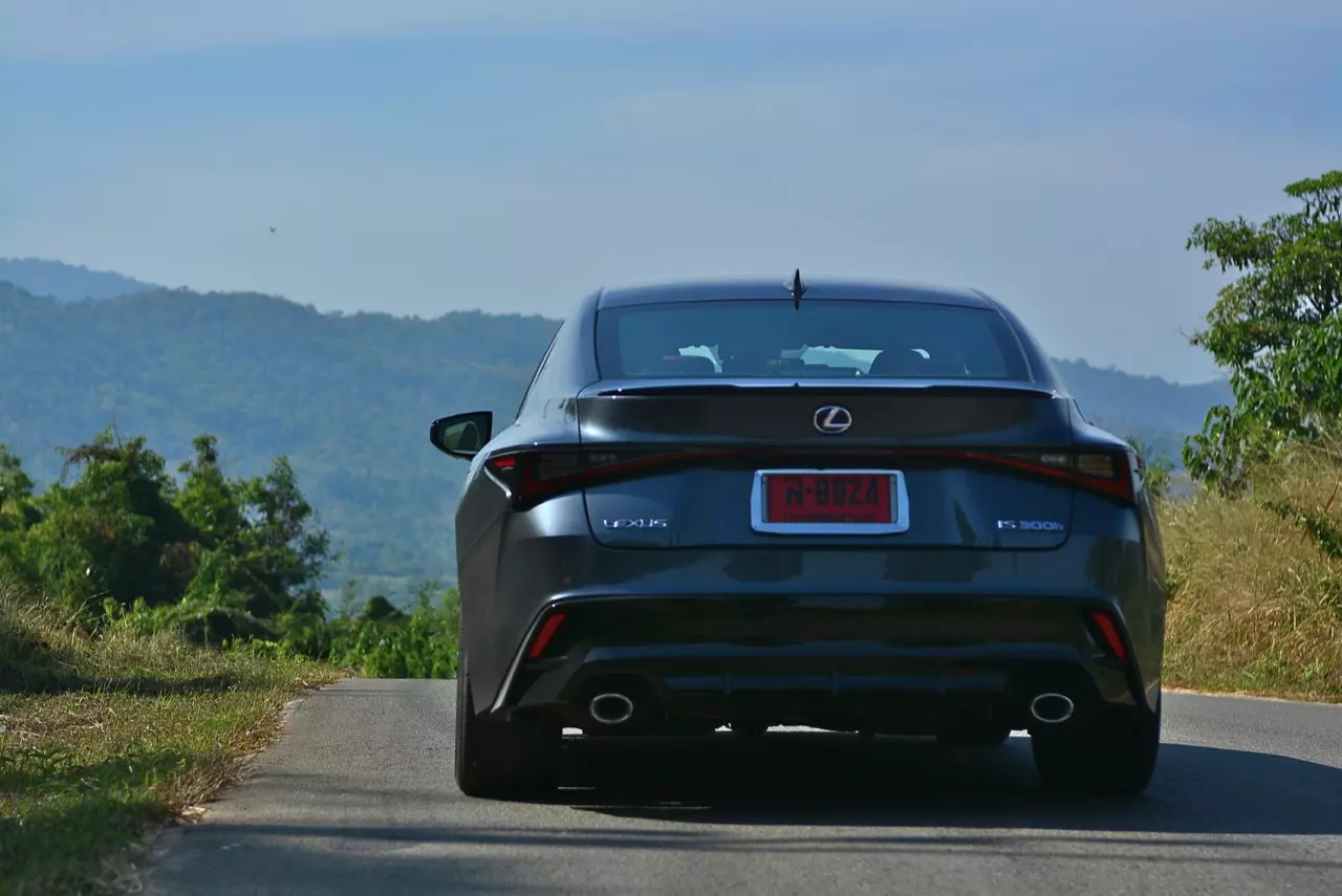 ลองของหรู! ทดสอบ LEXUS IS300h HYBRID F SPORT FACELIFT 2021