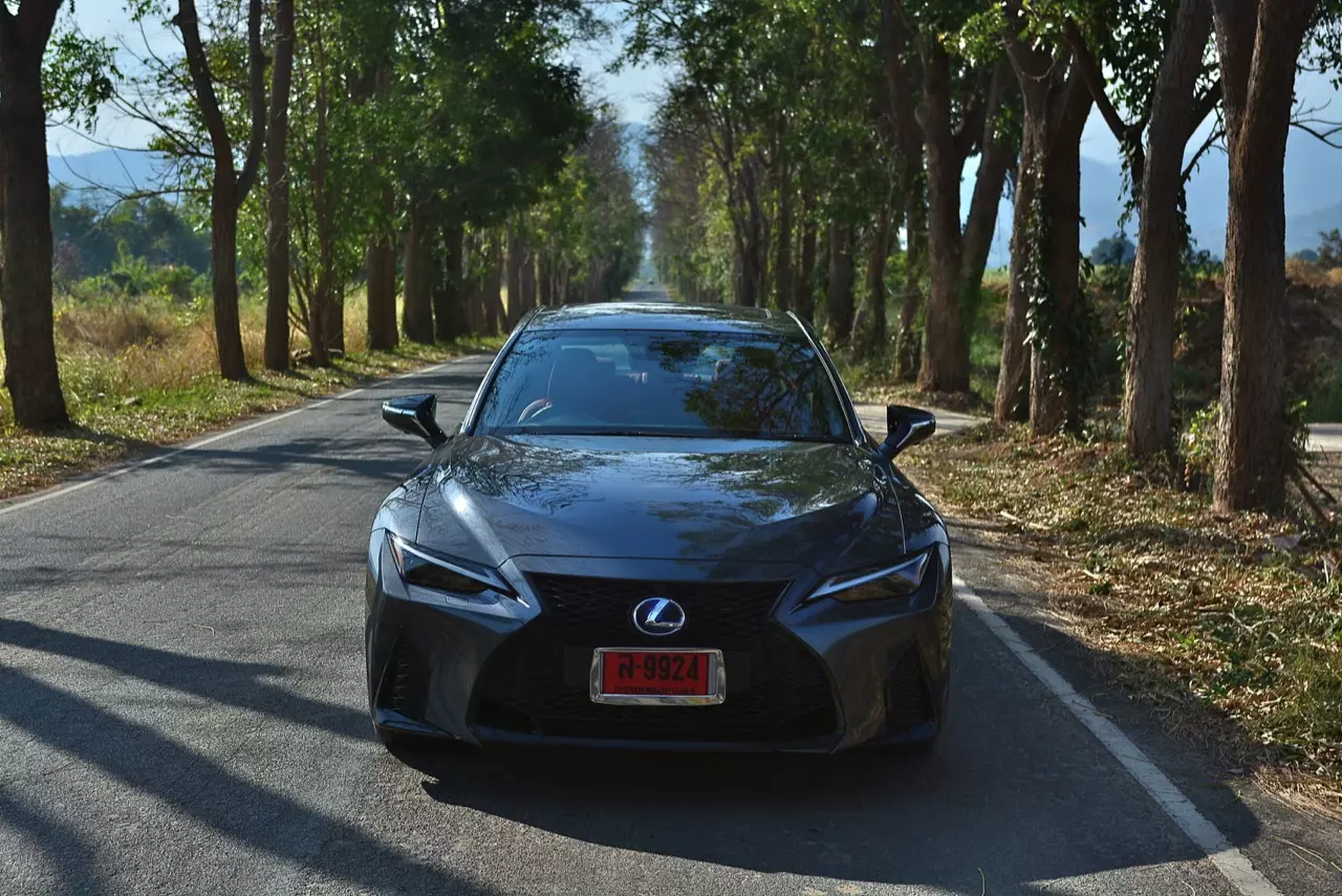 ลองของหรู! ทดสอบ LEXUS IS300h HYBRID F SPORT FACELIFT 2021