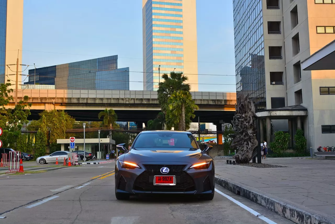 ลองของหรู! ทดสอบ LEXUS IS300h HYBRID F SPORT FACELIFT 2021