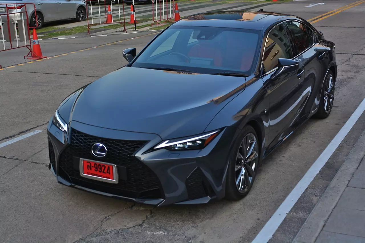 ลองของหรู! ทดสอบ LEXUS IS300h HYBRID F SPORT FACELIFT 2021