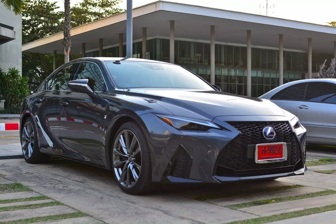 ลองของหรู! ทดสอบ LEXUS IS300h HYBRID F SPORT FACELIFT 2021
