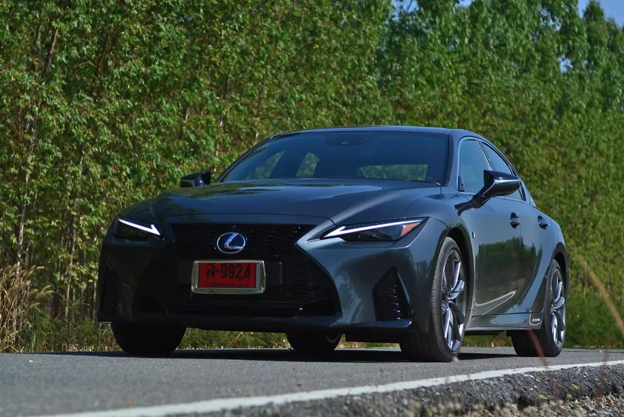 ลองของหรู! ทดสอบ LEXUS IS300h HYBRID F SPORT FACELIFT 2021