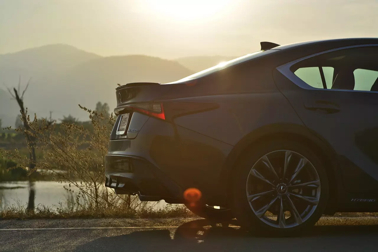 ลองของหรู! ทดสอบ LEXUS IS300h HYBRID F SPORT FACELIFT 2021