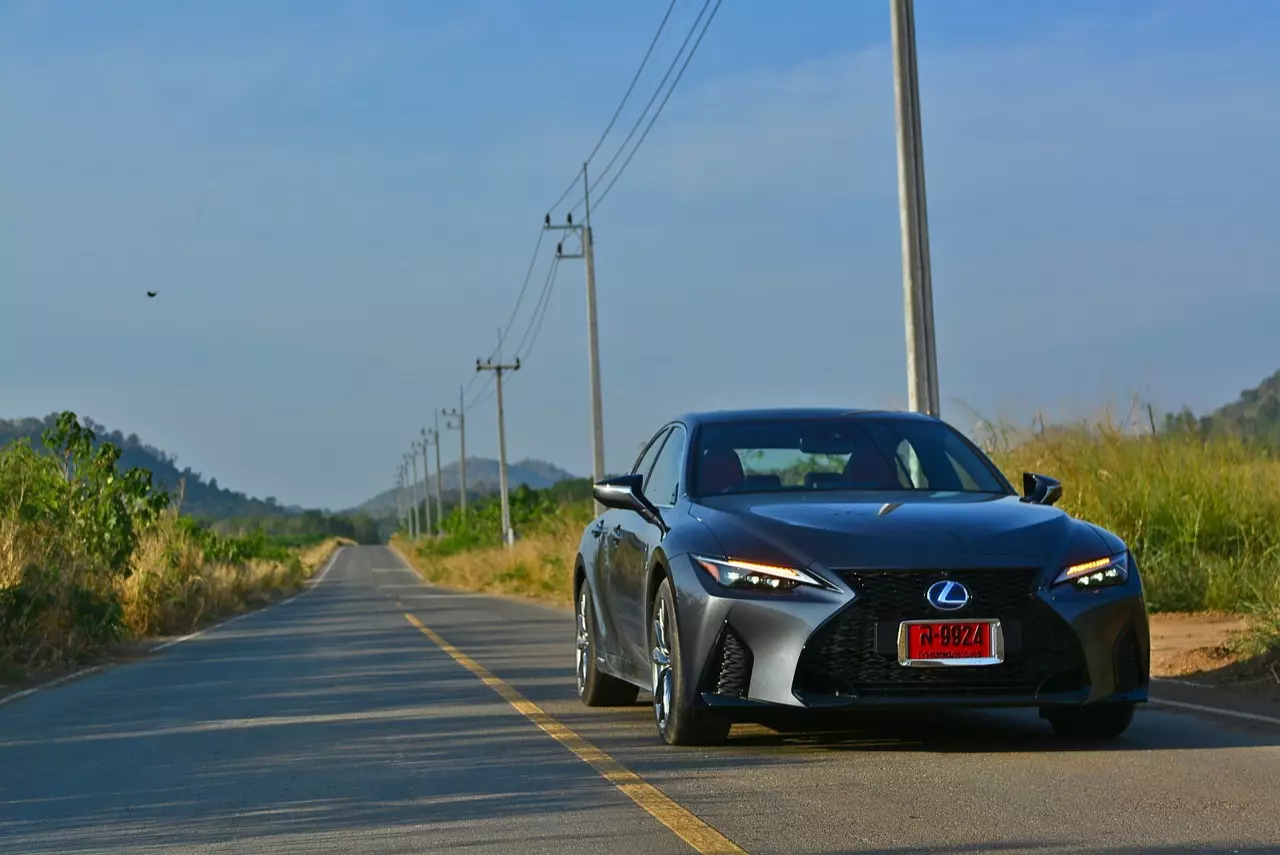 ลองของหรู! ทดสอบ LEXUS IS300h HYBRID F SPORT FACELIFT 2021