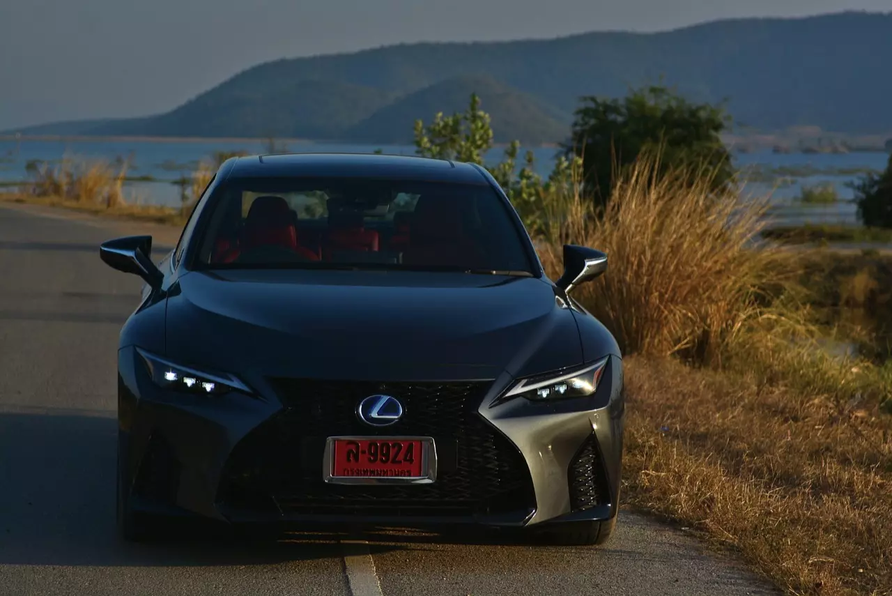 ลองของหรู! ทดสอบ LEXUS IS300h HYBRID F SPORT FACELIFT 2021
