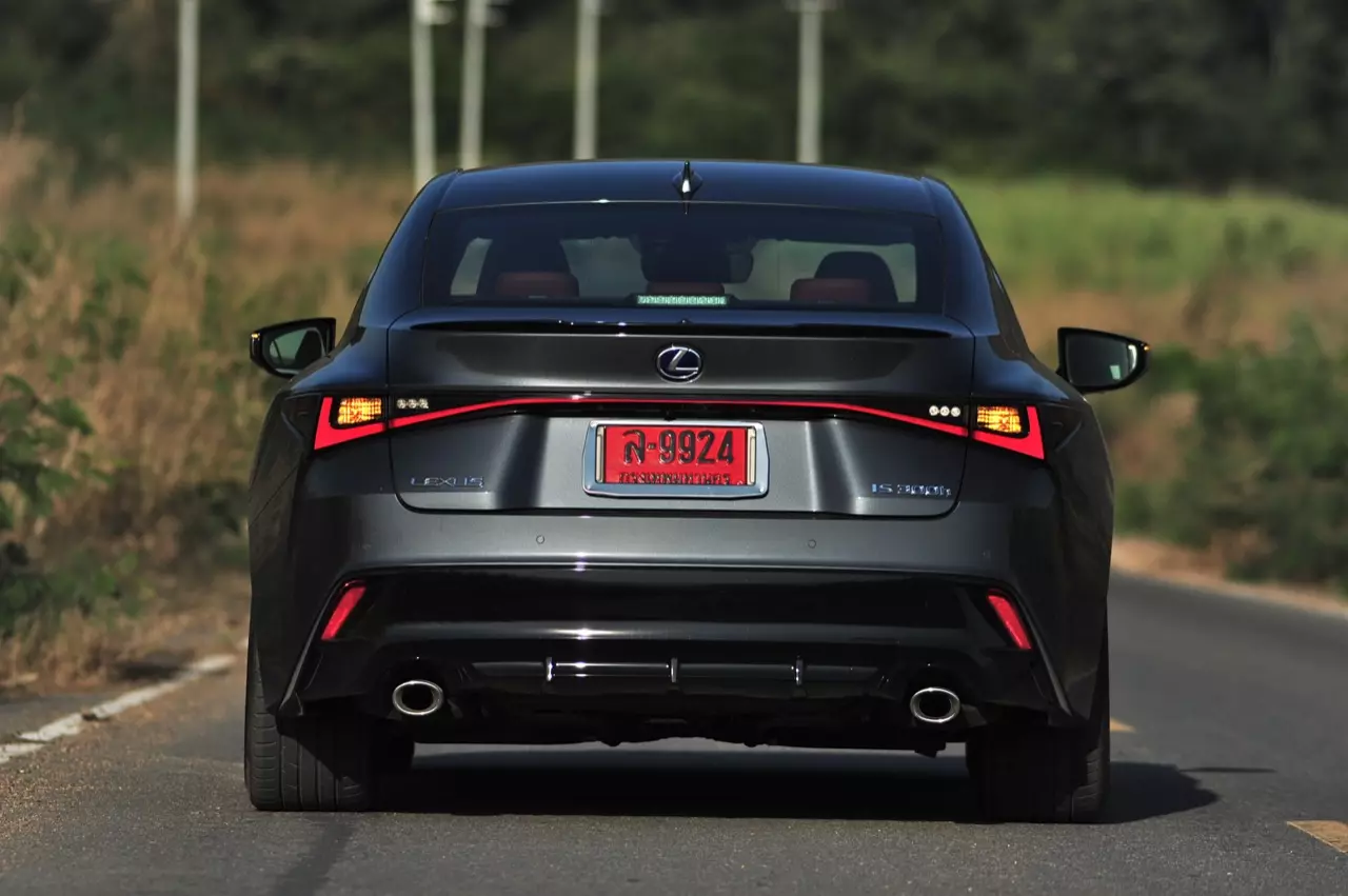 ลองของหรู! ทดสอบ LEXUS IS300h HYBRID F SPORT FACELIFT 2021