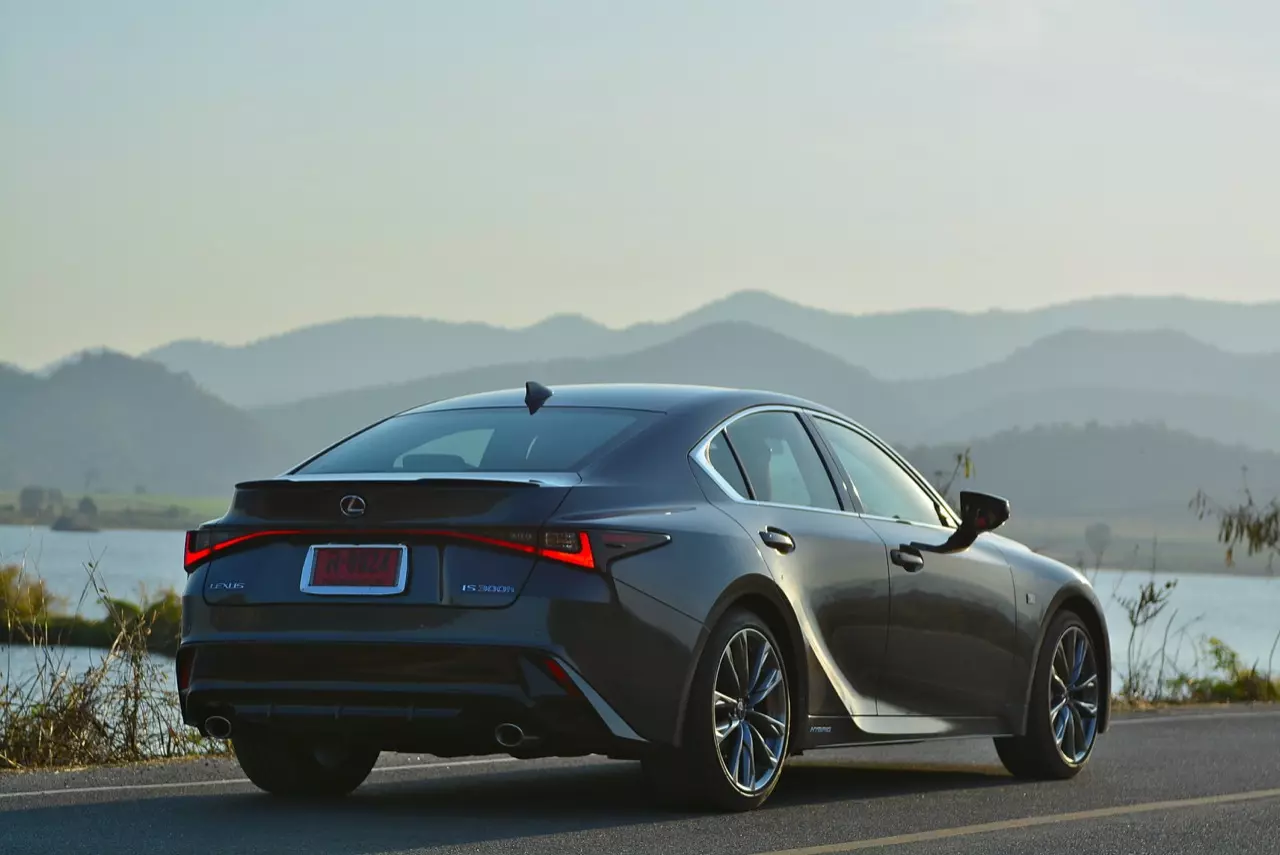 ลองของหรู! ทดสอบ LEXUS IS300h HYBRID F SPORT FACELIFT 2021