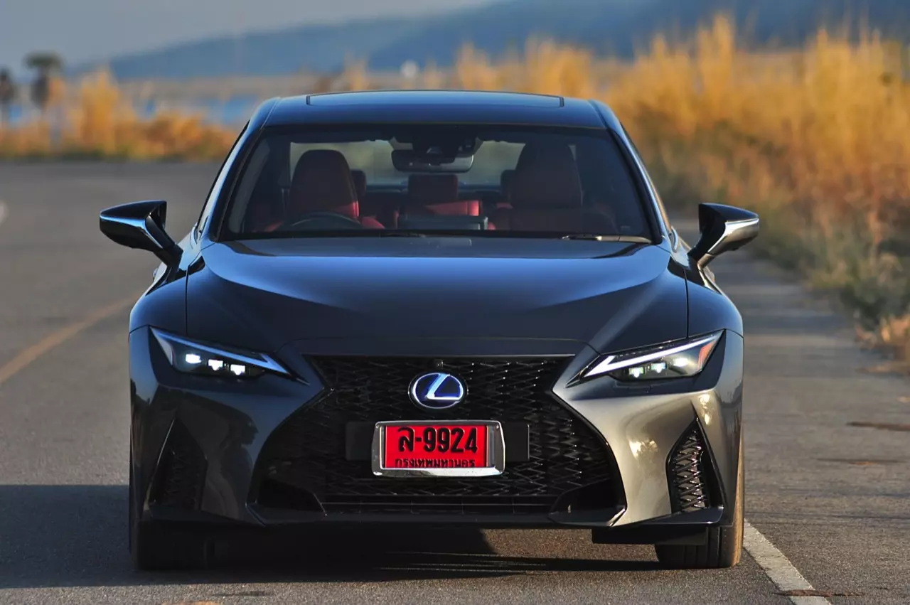 ลองของหรู! ทดสอบ LEXUS IS300h HYBRID F SPORT FACELIFT 2021