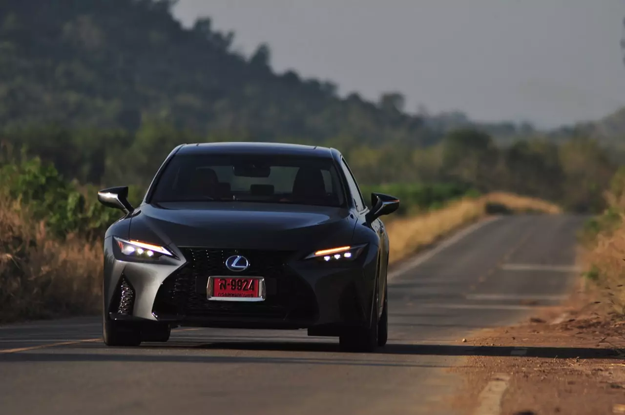 ลองของหรู! ทดสอบ LEXUS IS300h HYBRID F SPORT FACELIFT 2021