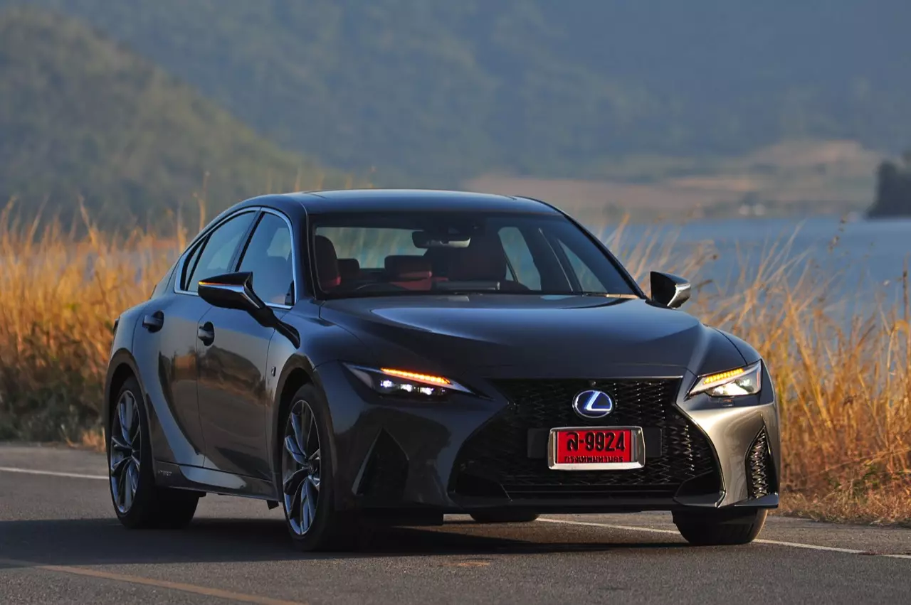ลองของหรู! ทดสอบ LEXUS IS300h HYBRID F SPORT FACELIFT 2021