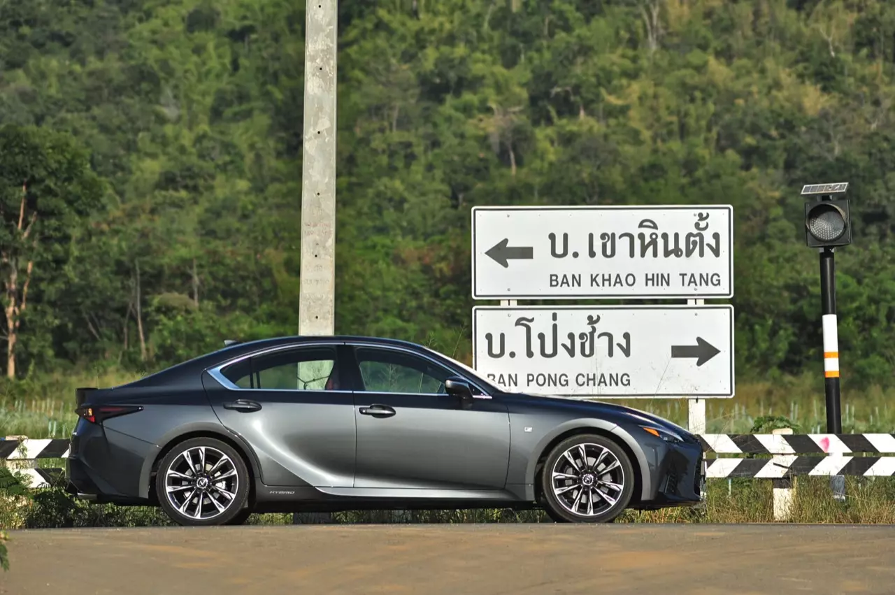 ลองของหรู! ทดสอบ LEXUS IS300h HYBRID F SPORT FACELIFT 2021