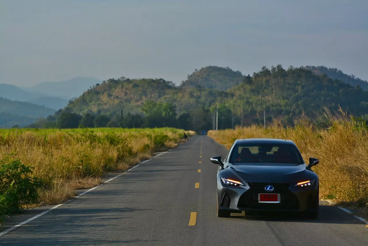 ลองของหรู! ทดสอบ LEXUS IS300h HYBRID F SPORT FACELIFT 2021
