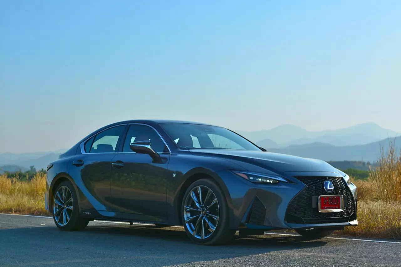 ลองของหรู! ทดสอบ LEXUS IS300h HYBRID F SPORT FACELIFT 2021