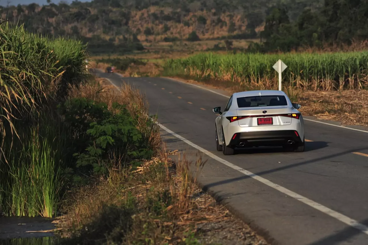 ลองของหล่อ ทดสอบพระรอง LEXUS IS300h LUXURY