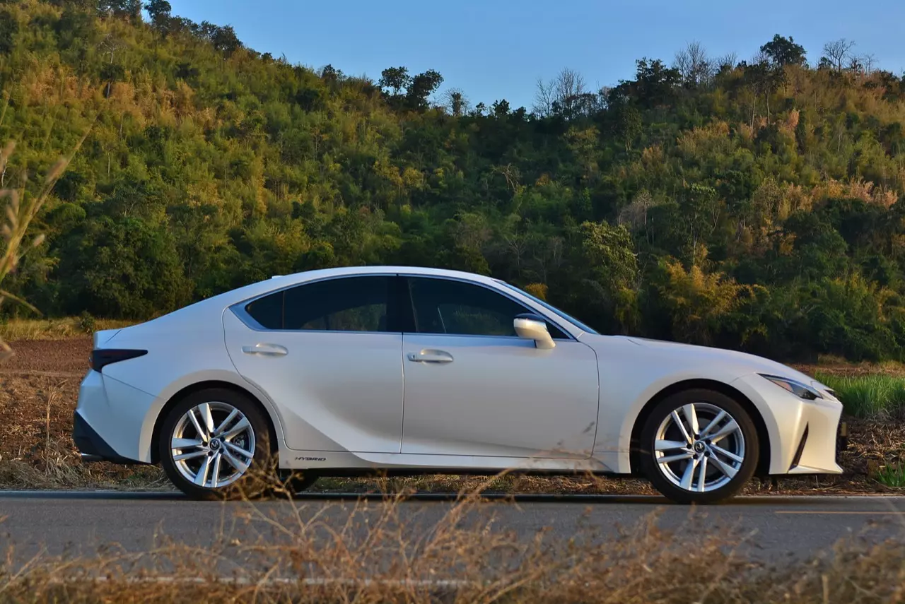 ลองของหล่อ ทดสอบพระรอง LEXUS IS300h LUXURY