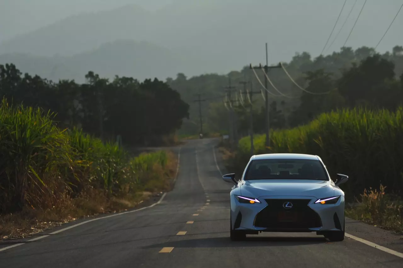 ลองของหล่อ ทดสอบพระรอง LEXUS IS300h LUXURY