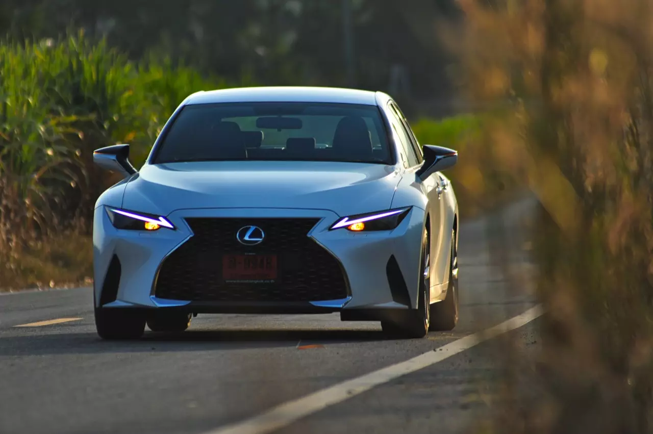 ลองของหล่อ ทดสอบพระรอง LEXUS IS300h LUXURY