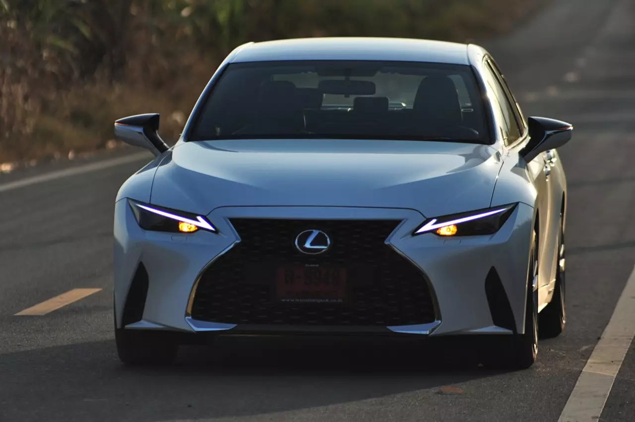 ลองของหล่อ ทดสอบพระรอง LEXUS IS300h LUXURY