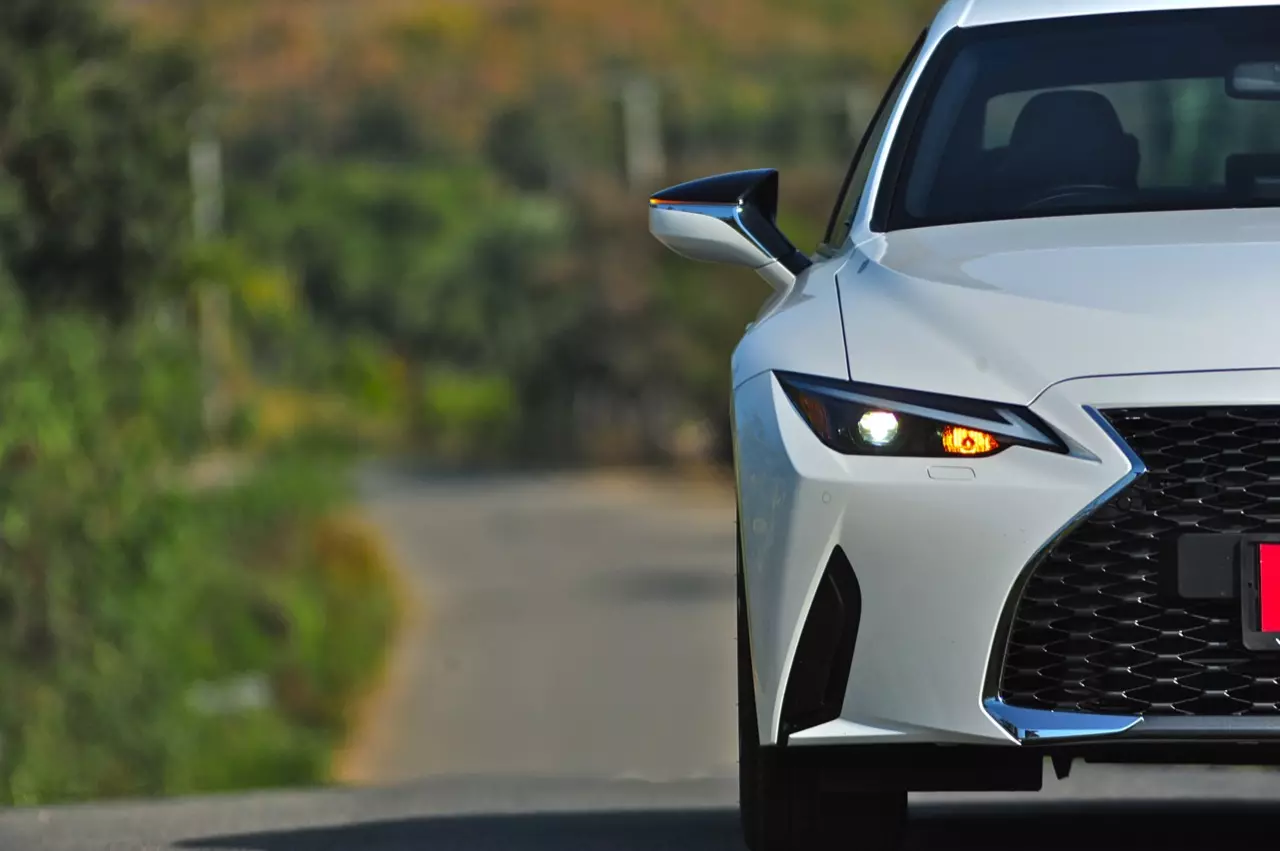 ลองของหล่อ ทดสอบพระรอง LEXUS IS300h LUXURY