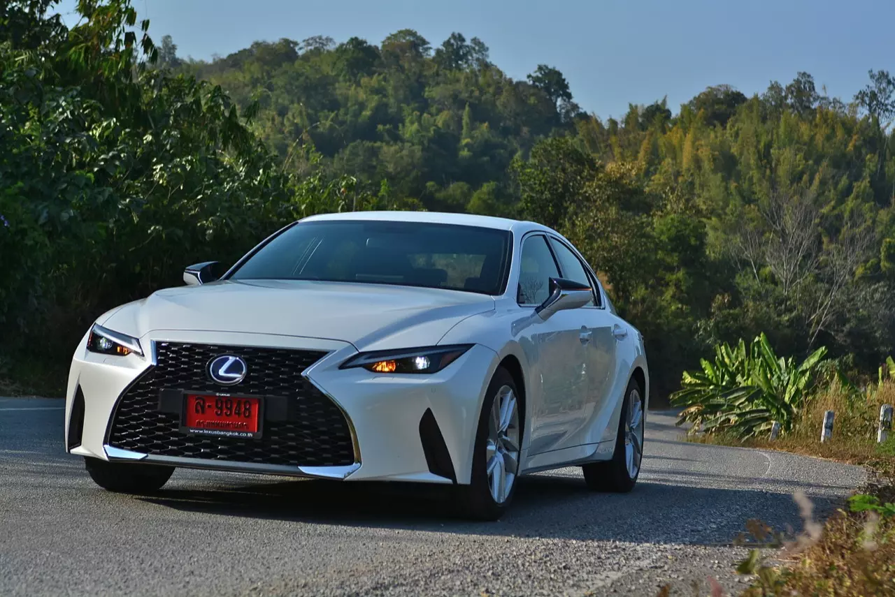 ลองของหล่อ ทดสอบพระรอง LEXUS IS300h LUXURY