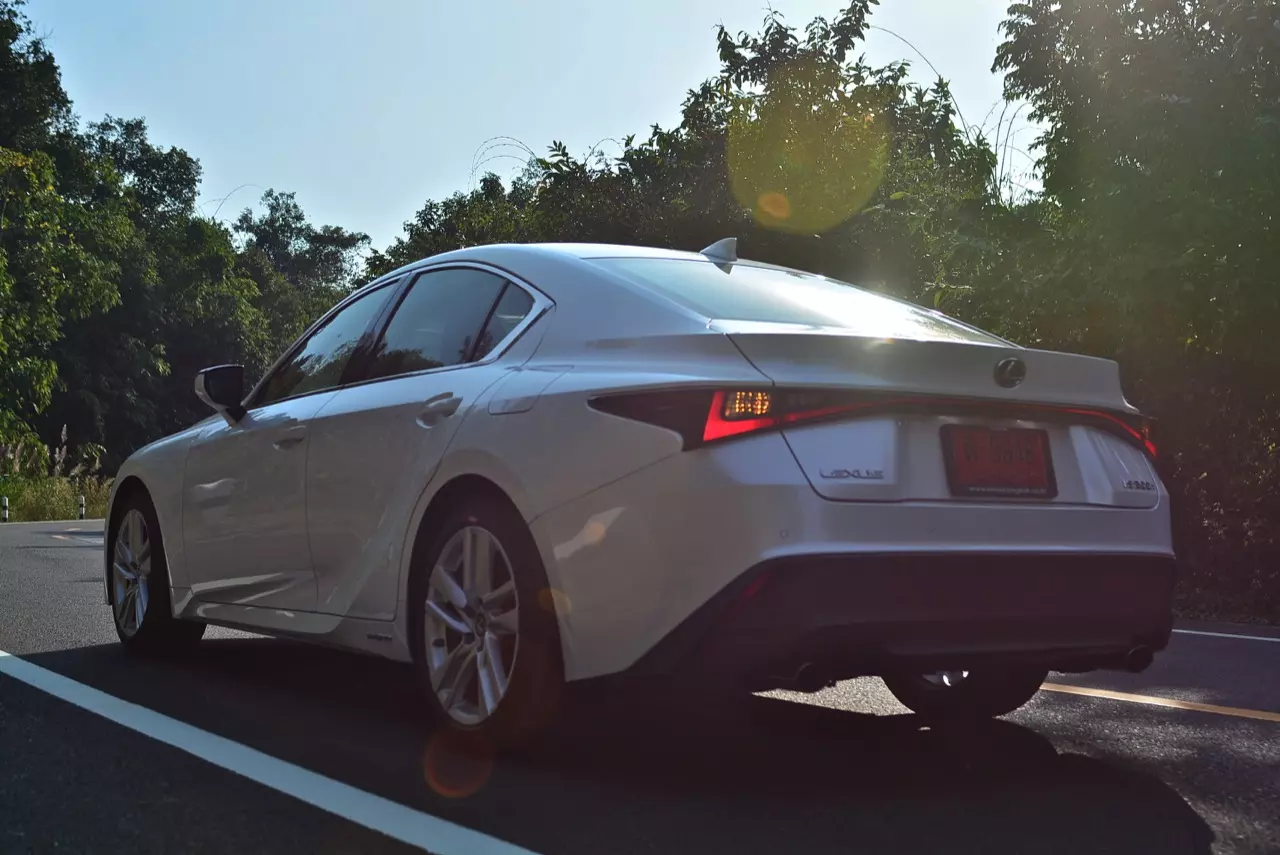 ลองของหล่อ ทดสอบพระรอง LEXUS IS300h LUXURY
