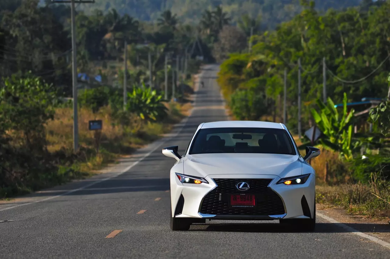 ลองของหล่อ ทดสอบพระรอง LEXUS IS300h LUXURY