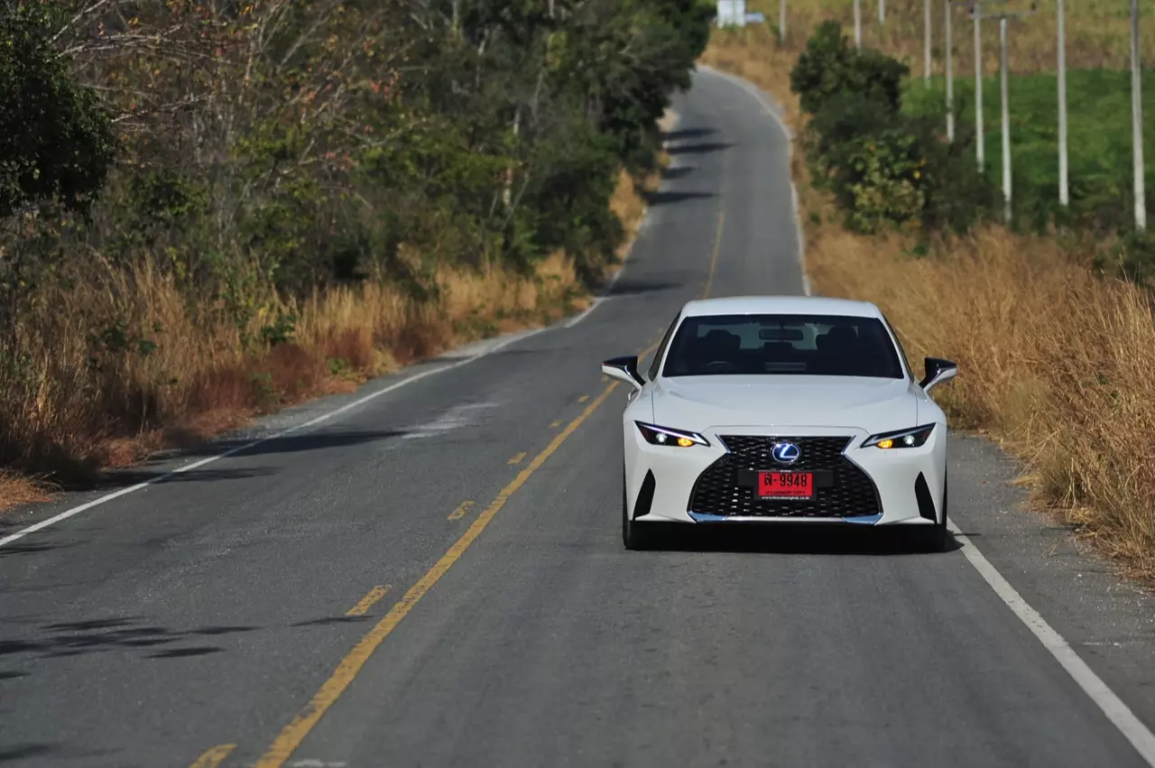 ลองของหล่อ ทดสอบพระรอง LEXUS IS300h LUXURY