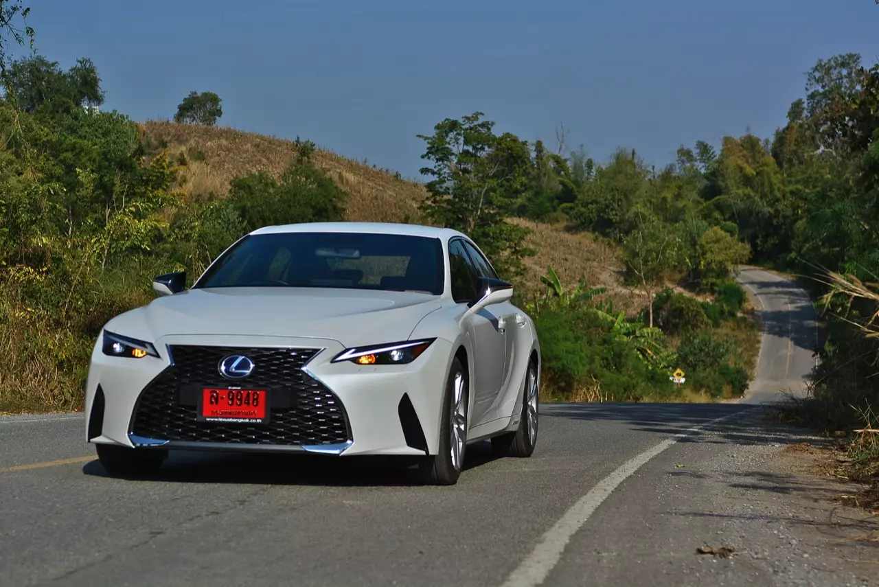 ลองของหล่อ ทดสอบพระรอง LEXUS IS300h LUXURY