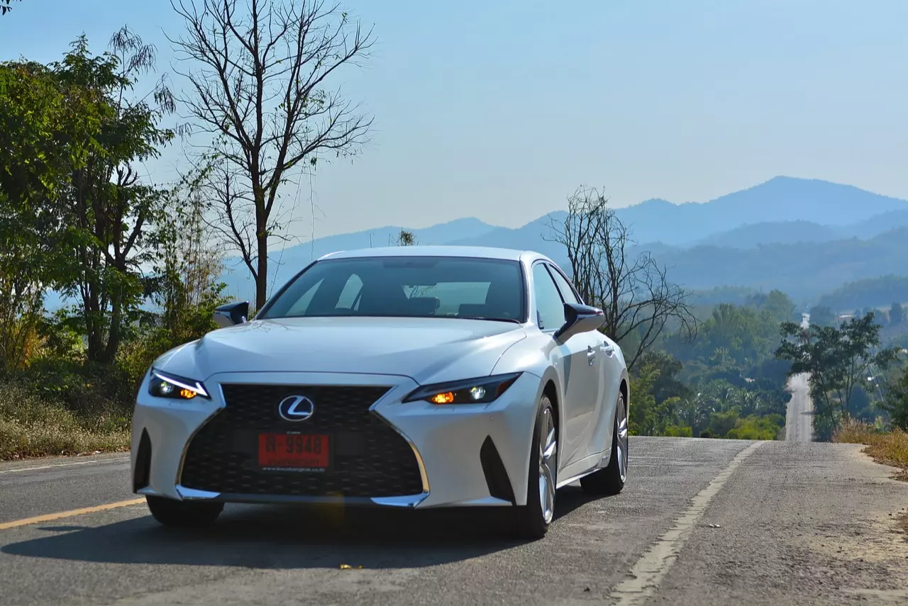 ลองของหล่อ ทดสอบพระรอง LEXUS IS300h LUXURY