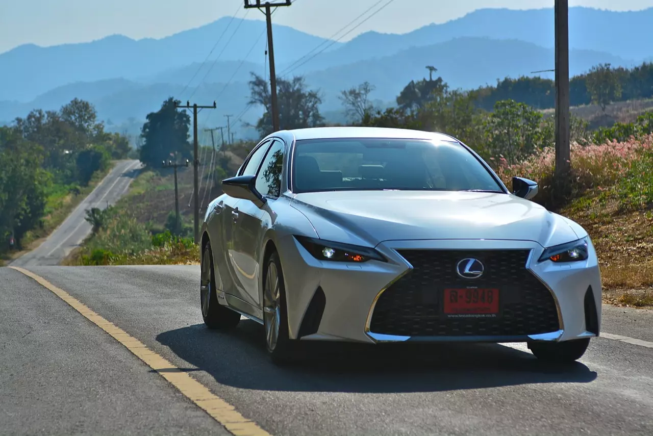 ลองของหล่อ ทดสอบพระรอง LEXUS IS300h LUXURY