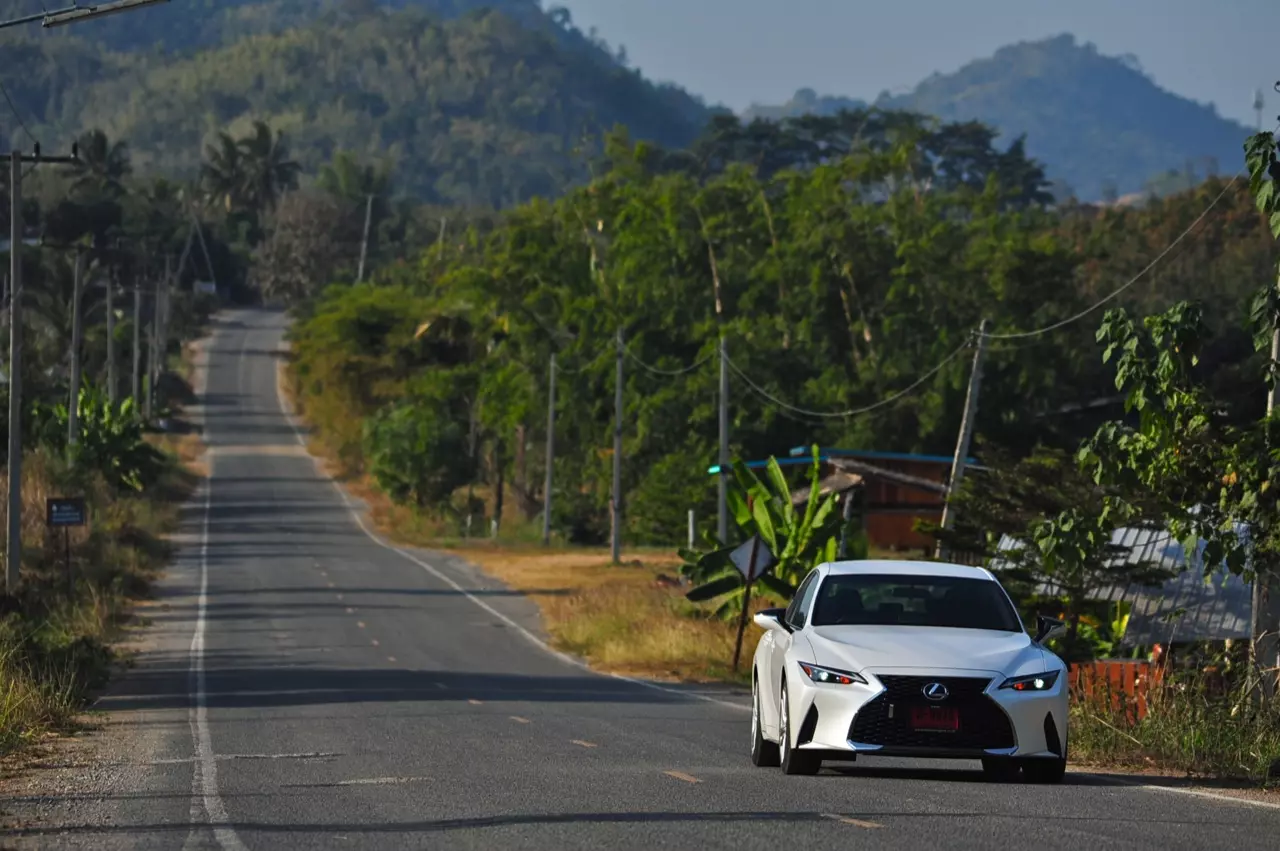 ลองของหล่อ ทดสอบพระรอง LEXUS IS300h LUXURY