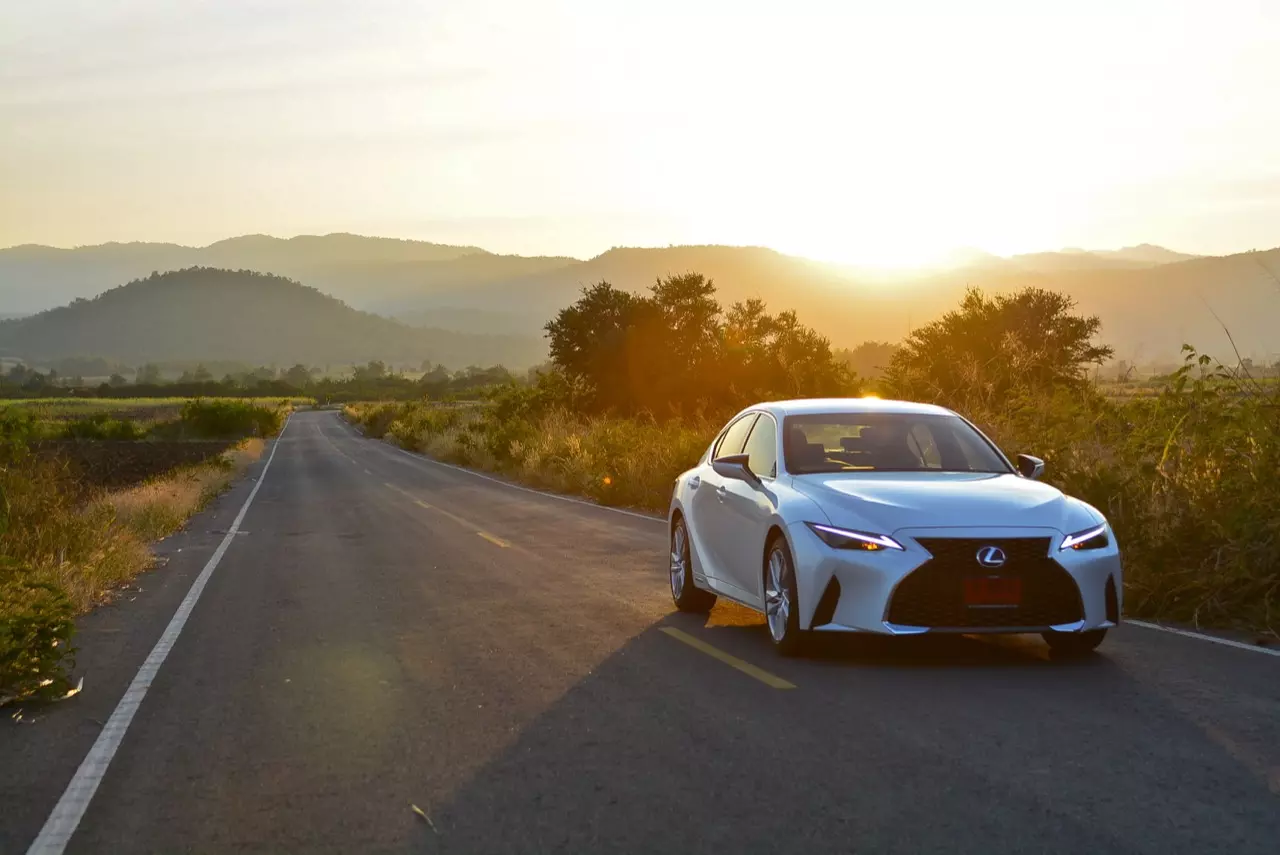 ลองของหล่อ ทดสอบพระรอง LEXUS IS300h LUXURY
