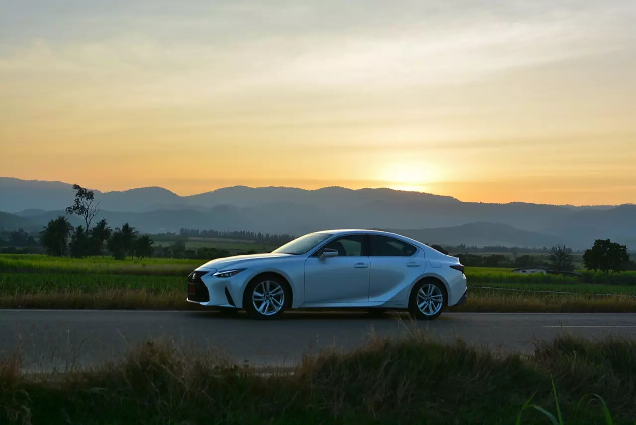 ลองของหล่อ ทดสอบพระรอง LEXUS IS300h LUXURY