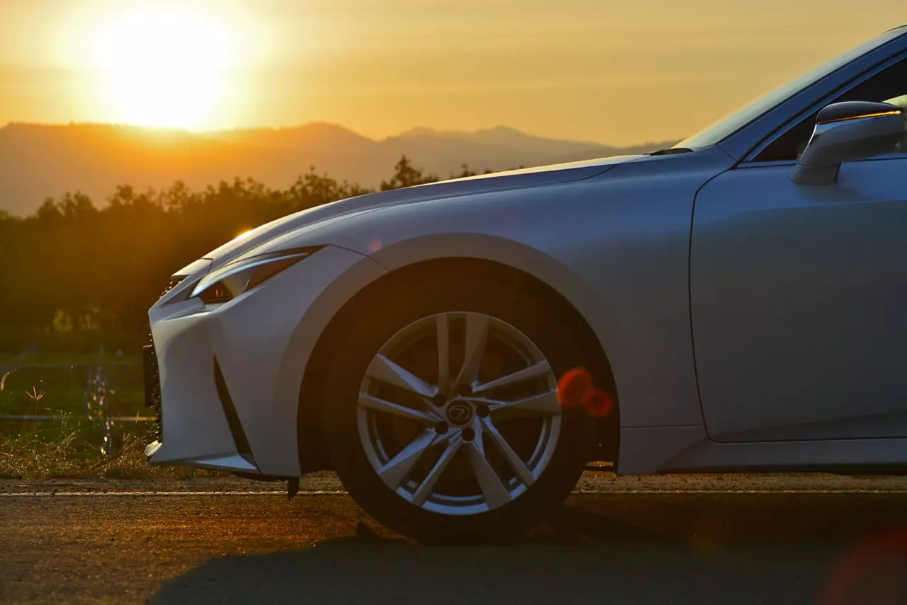 ลองของหล่อ ทดสอบพระรอง LEXUS IS300h LUXURY