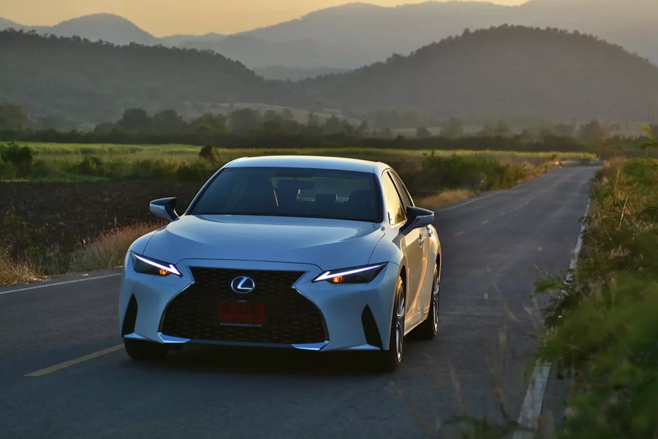 ลองของหล่อ ทดสอบพระรอง LEXUS IS300h LUXURY