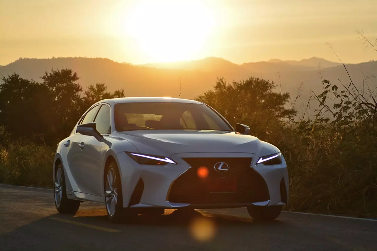 ลองของหล่อ ทดสอบพระรอง LEXUS IS300h LUXURY