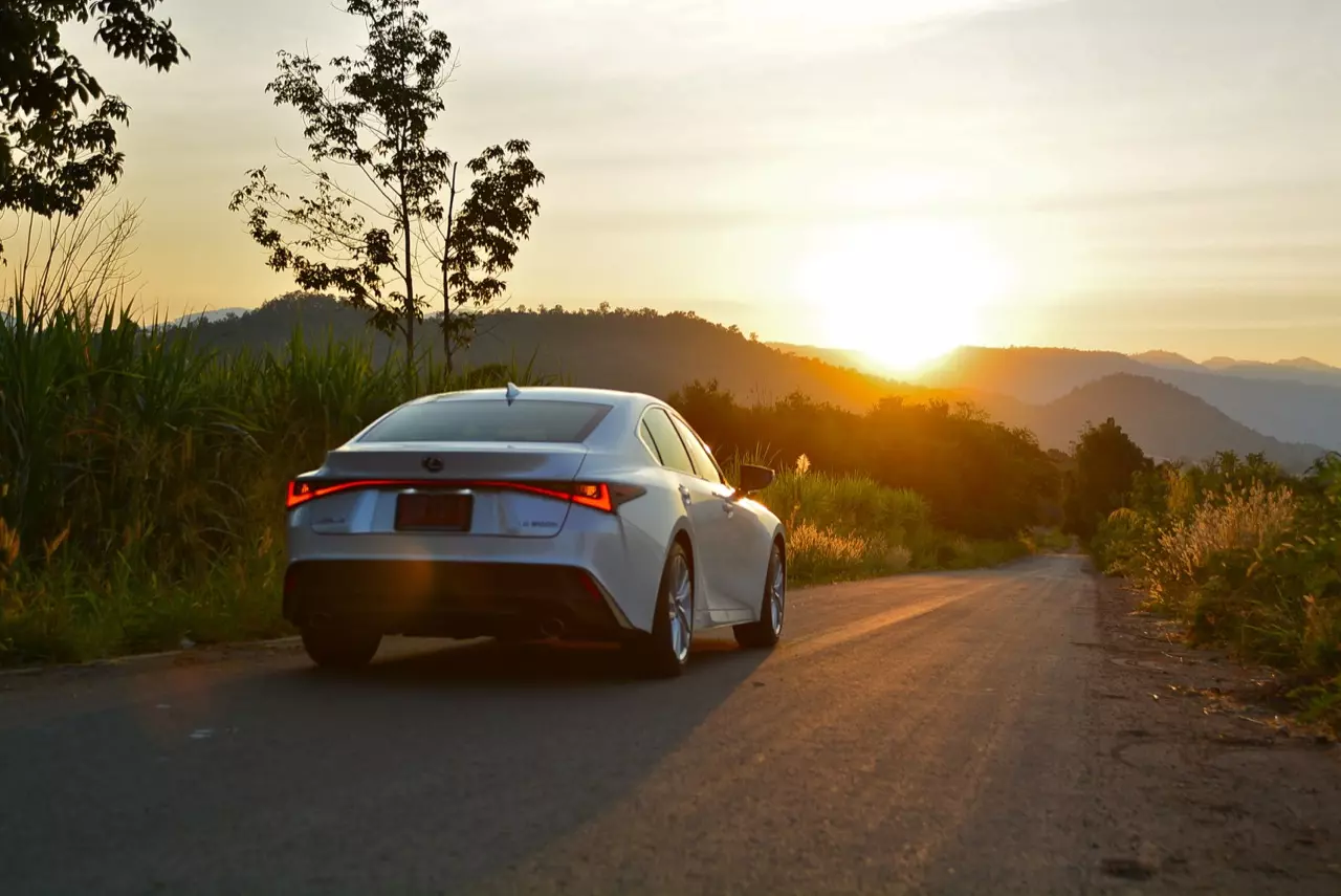 ลองของหล่อ ทดสอบพระรอง LEXUS IS300h LUXURY