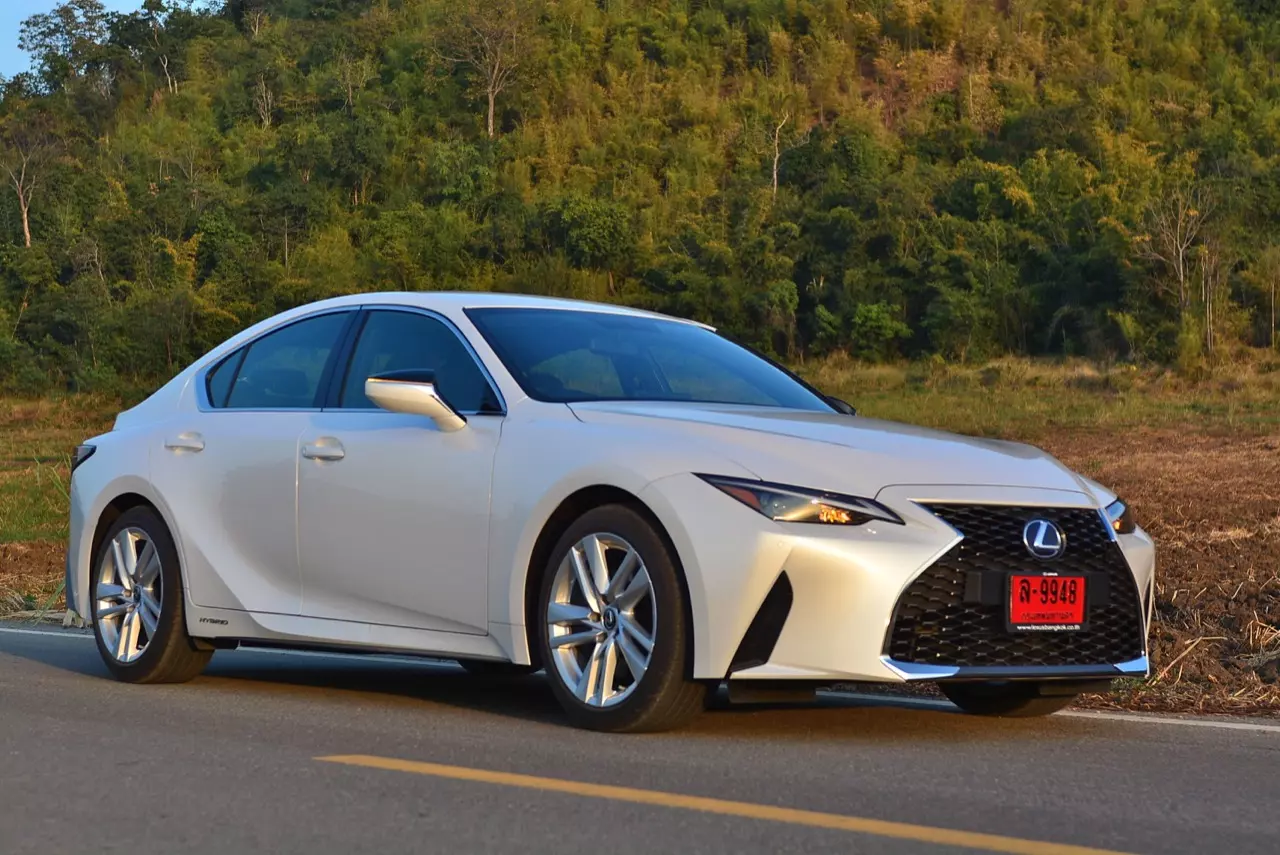 ลองของหล่อ ทดสอบพระรอง LEXUS IS300h LUXURY