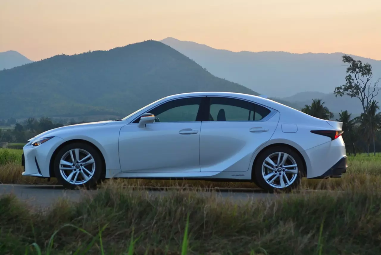 ลองของหล่อ ทดสอบพระรอง LEXUS IS300h LUXURY