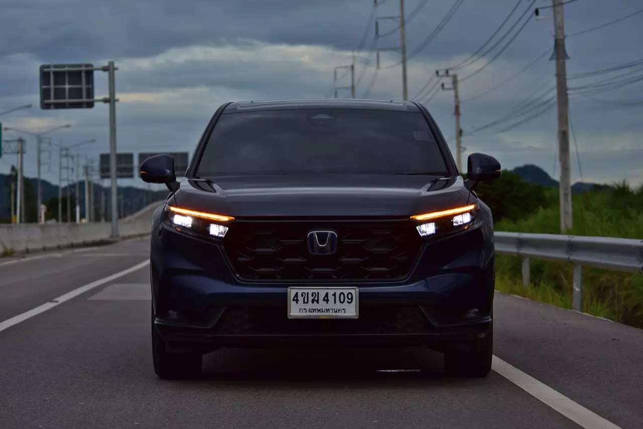 17 กิโลลิตร กับเบาะดูดวิญญาณ ทดสอบ HONDA CR-V ES e:HEV 2WD 5 ที่นั่ง