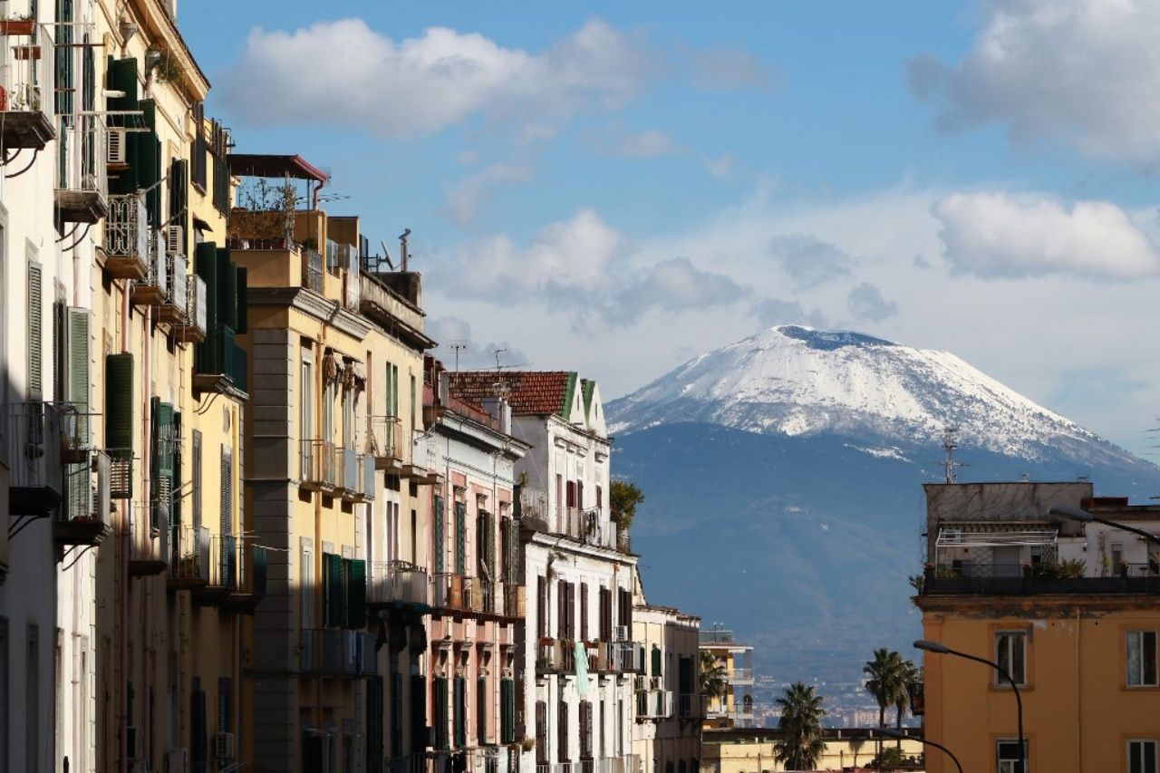 ปัจจุบัน มีประชาชนที่อาศัยอยู่ใกล้ภูเขาไฟวิสุเวียส นับ 3 ล้านคน ที่เสี่ยงต่อการได้รับผลกระทบหากภูเขาไฟระเบิด