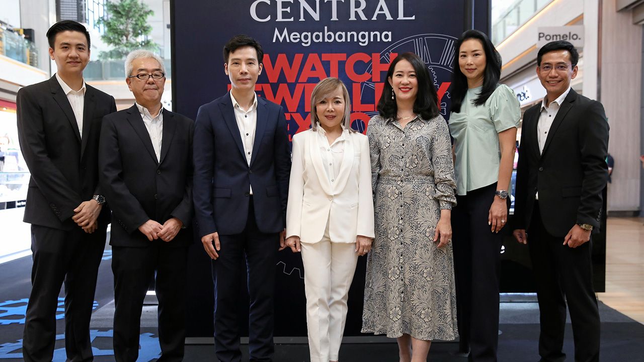 ตามไปซื้อ - อรวรรณ ทิพย์สุวรรณพร เปิดงาน “Central Watch & Jewelry Expo” มหกรรมนาฬิกาและจิวเวลรี โดยมี ฌาน ชานนท์, พลินี คงชาญศิริ, ทิพาณัท เลณบุรี, ฮิโรยูกิ อากาชิ, เต็ม มหาดำรงค์กุล และ นรากร สะสม มาร่วมงานด้วย ที่เซ็นทรัลเมกาบางนา วันก่อน.