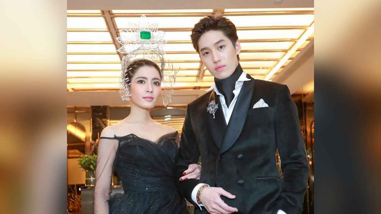 คู่นี้ก็หวานนะ แอฟ-ทักษอร จะควง ต่อ-ธนภพ มาโชว์เข็มกลัดหัวใจอัญมณีประดับเพชรสุดล้ำค่าที่รังสรรค์ด้วยคนไทยในงาน  “White Christmas” จัดโดย บิวตี้ เจมส์ วันนี้ ที่เซ็นทรัลชิดลม.