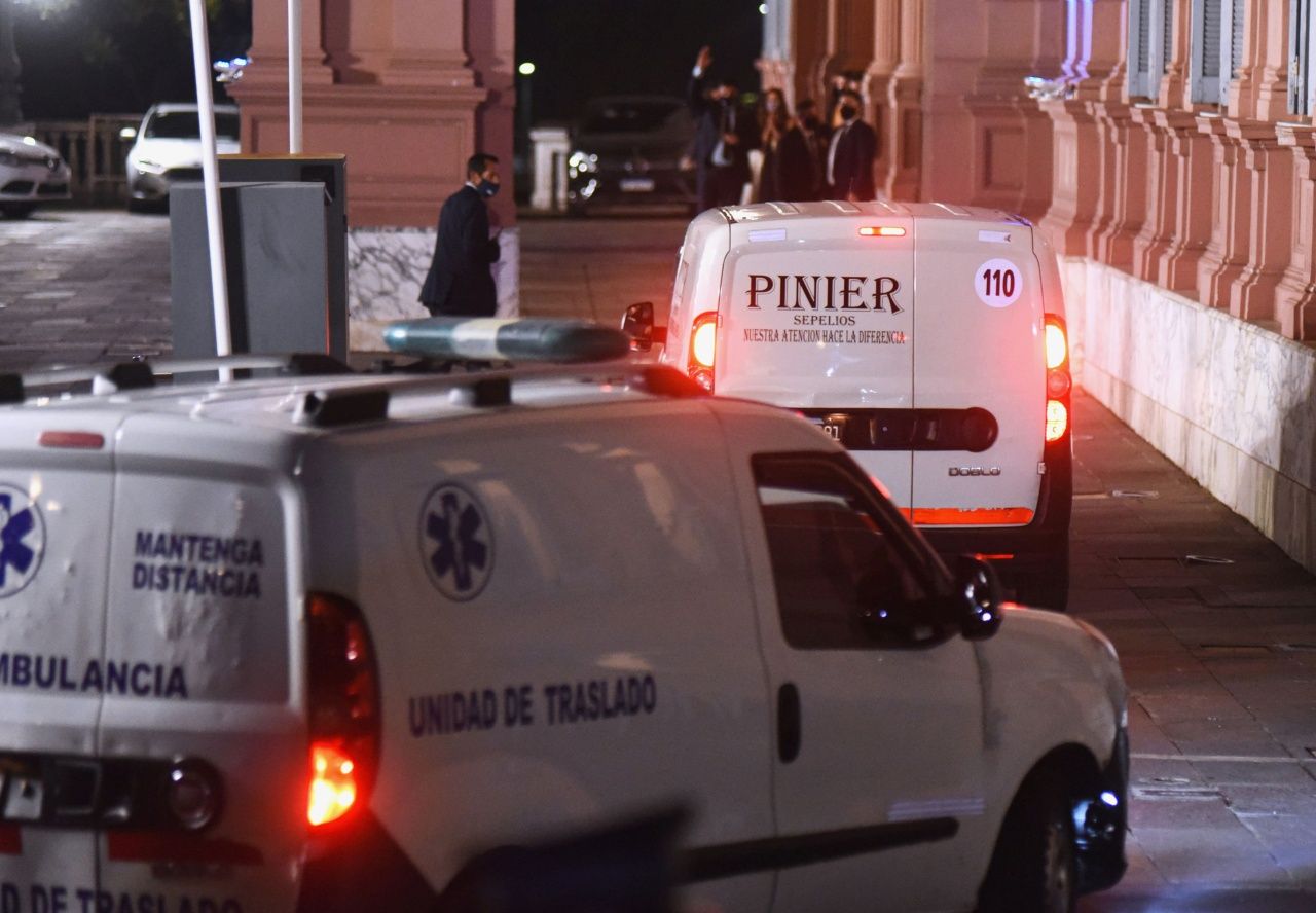 ขบวนรถนำโลงศพ ดีเอโก มาราโดนา มายังทำเนียบประธานาธิบดีในกรุงบัวโนสไอเรส เมื่อ 26 พ.ย.63 